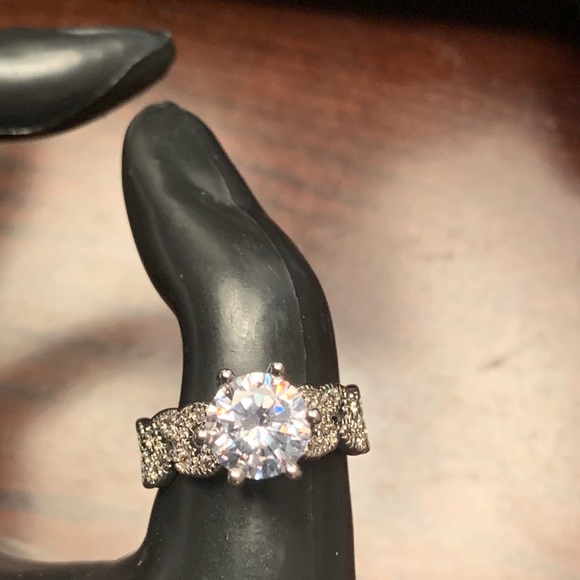 1.5 carat .925  silver ring. Sz 7 - Picture 4 of 10